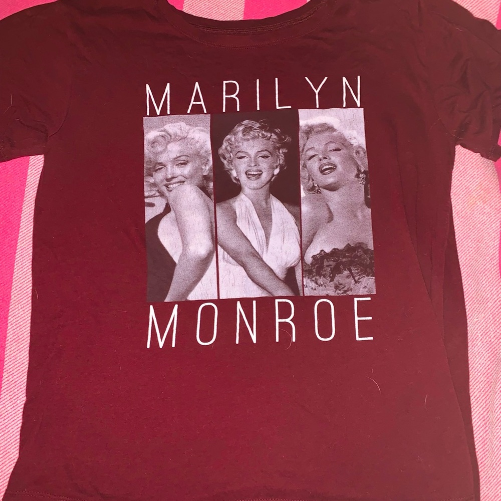 What girl doesn't love Marilyn? Pretty trio of photos of the icon on a t-shirt.
